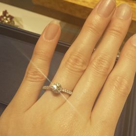 【銀座ダイヤモンドシライシの口コミ】 メレダイヤの取り巻きデザインでとてもゴージャスです。ダイヤモンドの輝…