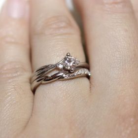 【William-LennyDiamond(ウィリアム・レニー・ダイヤモンド)の口コミ】 結婚指輪とセットで着けられる指輪が良くて、色々と検討しました。ジュエ…