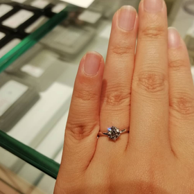 【TRECENTI(トレセンテ)の口コミ】 ０.７カラットの立て爪です。ダイヤモンドがキラキラしていて素敵な指輪で…