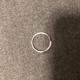 【ENUOVE(イノーヴェ)の口コミ】 指を長く見せてくれるV字のデザインと、細くて華奢なリングに一目惚れをし…