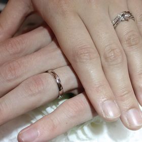 【COLANY(コラニー)の口コミ】 婚約指輪と重なるデザインで選びました！元々、セットで使える指輪だった…