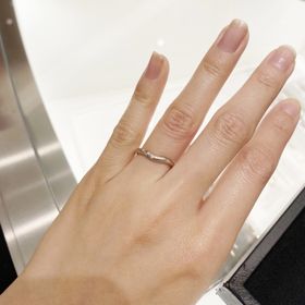 【ティファニー(Tiffany & Co.)の口コミ】 デザイン面に関しては、指輪がカーブしているものでダイヤが大ぶりではな…