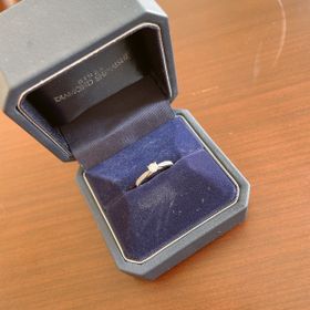 【銀座ダイヤモンドシライシの口コミ】 ダイヤモンド1粒だけではなく、周りに小さいダイヤモンドがあり、1粒より…