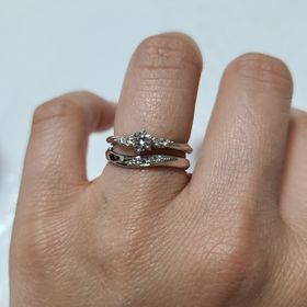 【銀座ダイヤモンドシライシの口コミ】 少しウェーブがかってるデザインで、マリッジリングにもダイヤモンドがつ…