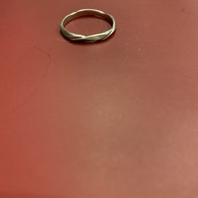 【AFFLUX(アフラックス)の口コミ】 二人ともシンプルなデザインが良いと希望をしており、小さめのダイヤがワ…