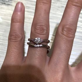 【TRECENTI(トレセンテ)の口コミ】 元々婚約指輪がvラインものだったので同じくV字のものをさがしていたので…