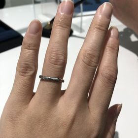 【4℃ BRIDAL(ヨンドシーブライダル)の口コミ】 上下にダイヤモンドのラインが入っていて、つけた時にシンプルすぎず、華…