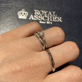 【ROYAL ASSCHER(ロイヤル・アッシャー)の口コミ】 婚約指輪に関してはダイヤの輝き方が他のブランドと全然違っていて、透明…