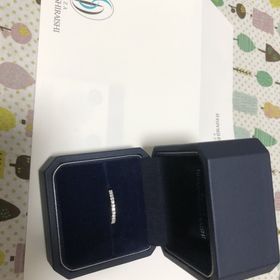 【銀座ダイヤモンドシライシの口コミ】 ハーフエタニティをプレゼントしました。
お店の照明が太陽光でダイヤの輝…