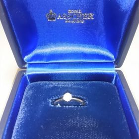 【ROYAL ASSCHER(ロイヤル・アッシャー)の口コミ】 ダイヤモンド自体の輝きが白くきれいだったので他の指輪とは違い本物をつ…
