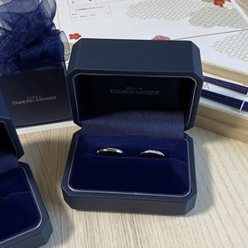 【銀座ダイヤモンドシライシの口コミ】 婚約指輪にこちらの指輪をいただいたので重ね付けする時のことを考えて複…
