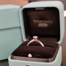 【ティファニー(Tiffany & Co.)の口コミ】 デザインは王道タイプの1粒ダイヤの婚約指輪でした。ティファニーに憧れも…