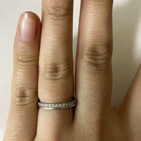 【ラザール ダイヤモンド(LAZARE DIAMOND)の口コミ】 ダイヤが埋め込まれていて、かつ並んだデザインが良かったのでこちらを選…