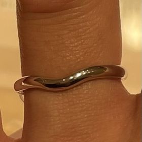 【ティファニー(Tiffany & Co.)の口コミ】 指輪の1番のおすすめポイントは、一部が波打ったデザインです。男性用の指…