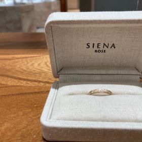 【SIENAROSE(シエナロゼ)の口コミ】 シンプルで飽きがこないデザインであることと、ロゼチナの色合いがとても…
