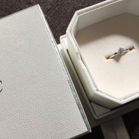 【4℃ BRIDAL(ヨンドシーブライダル)の口コミ】 見た目は普通のダイヤの指輪ですが、実は指輪の内側にミッキーの形が彫ら…