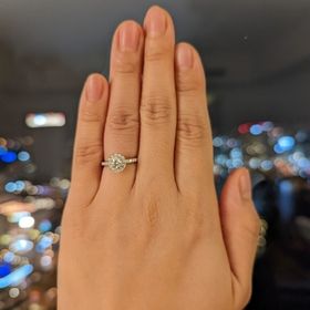 【ケイウノ ブライダル(K.UNO BRIDAL)の口コミ】 彼女のイメージから向日葵のような指輪がいいなも思い、店員さんに相談し…