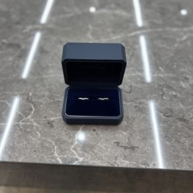 【銀座ダイヤモンドシライシの口コミ】 シンプルを希望していましたが、シンプル過ぎても面白味が無いので、V字型…