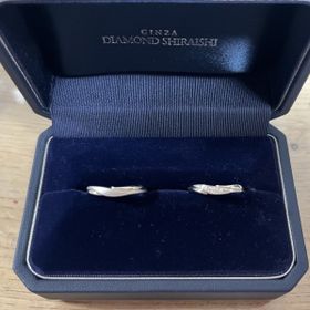 【銀座ダイヤモンドシライシの口コミ】 婚約指輪と重ね付けできるデザインのものを選びました。婚約指輪を購入し…