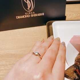 【銀座ダイヤモンドシライシの口コミ】 ダイヤモンドを手で包むようなデザインが素敵で一目惚れしました。台座に…