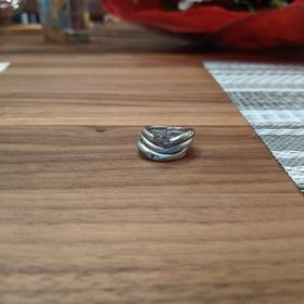 【SORA(ソラ)の口コミ】 山登りが二人の趣味のため、山岳植物のモティーフにとても惹かれました。
…