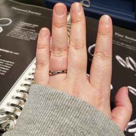 【銀座ダイヤモンドシライシの口コミ】 1番は着けた時の見た目でした。指の形的に似合うか心配でしたが、付けてみ…