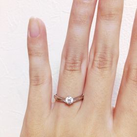 【アイプリモ(I-PRIMO)の口コミ】 中央のダイヤが大きくて素敵！と思わず一目惚れしてしまいました。V字の丸…