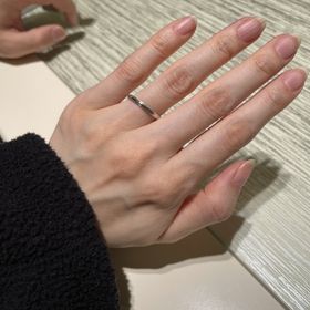 【TRECENTI(トレセンテ)の口コミ】 シンプルなストレートデザインに、細かなミル打ちが施されたプラチナの結…