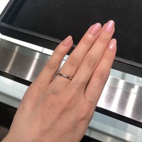 【ティファニー(Tiffany & Co.)の口コミ】 リングの真ん中に小ぶりなダイヤモンドが３つついています。リングの太さ…