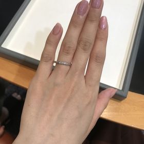 【MIKIMOTO(ミキモト)の口コミ】 リングの真ん中にダイヤモンドが３つ付いているデザインです。初めて試着…