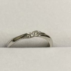 【ENUOVE(イノーヴェ)の口コミ】 夫に合わせてストレートダイヤなしにしようと思っていた中で、ウェーブの…