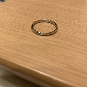 【AFFLUX(アフラックス)の口コミ】 妻の指輪はダイヤが斜めに複数個入っていってとても可愛いです。妻は色白…