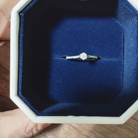 【4℃ BRIDAL(ヨンドシーブライダル)の口コミ】 元々4℃のブランドは好きで指輪のデザインを色々と試した結果
自分の指と馴…