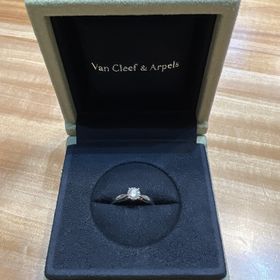 【ヴァン クリーフ＆アーペル(Van Cleef & Arpels)の口コミ】 シンプルな一粒ダイヤのデザインの物を探していました。結婚指輪との重ね…