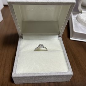 【Toi-lueur(トワル)の口コミ】 プロポーズ時は、ダイヤモンドの質を重視して
選んでもらったみたいでした…