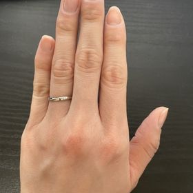 【銀座ダイヤモンドシライシの口コミ】 指輪の素材はプラチナでデザインはシンプルだけど、形状に少し動きがある…