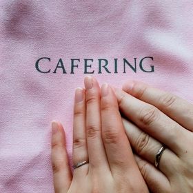 【CAFERING(カフェリング)の口コミ】 婚約指輪のメレダイヤの色がブルーだったため、同じ色のダイヤが入ったロ…