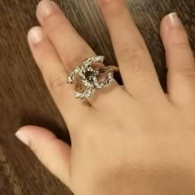 【シャネル(CHANEL)の口コミ】 指輪のデザインはとても主張的で私はとても気に入りました。CHANELが元々…