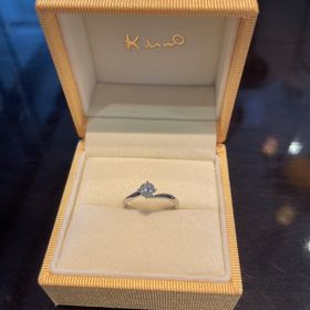 【ケイウノ ブライダル(K.UNO BRIDAL)の口コミ】 婚約指輪はダイヤモンドを主役にしたかったため、シンプルなデザインのリ…