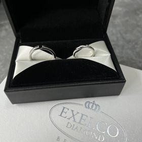 【エクセルコダイヤモンド(EXELCO DIAMOND)の口コミ】 デザインはストレートですが、ダイヤモンドがカーブにかかっておりリング…