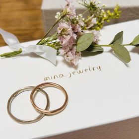 【mina.jewelry(ミナジュエリー)の口コミ】 指輪の色も他にはないような絶妙なカラーから選択できます。指輪の形は末…