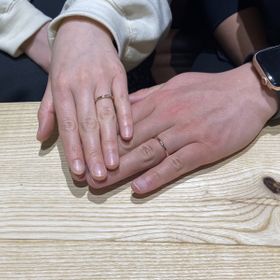 【出雲結(いずもゆい)の口コミ】 指輪選びは妻にお任せしていましたが、実際に指輪を着けてみて、着け心地…