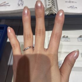 【銀座ダイヤモンドシライシの口コミ】 デザインは元々ウェーブが好きだったためウェーブのものを全て付けさせて…