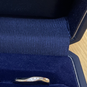 【銀座ダイヤモンドシライシの口コミ】 単体のデザインよりも婚約指輪を重ねづけした時に映えるものを選びました…