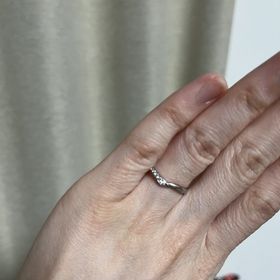 【4℃ BRIDAL(ヨンドシーブライダル)の口コミ】 ダイヤが入りつつもシンプルなデザインのものがいいと思っていました。色…