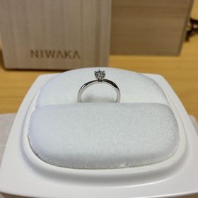 【俄(にわか)の口コミ】 相手の雰囲気に合わせて購入しました。
また、どんな服にも合うようにシン…