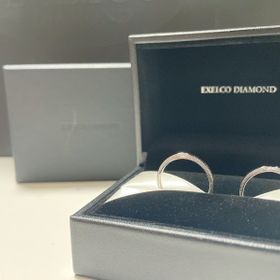 【エクセルコダイヤモンド(EXELCO DIAMOND)の口コミ】 デザインがシンプルで指輪の幅も太く無いため付けていて違和感がない。
ダ…