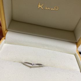 【ケイウノ ブライダル(K.UNO BRIDAL)の口コミ】 細身の指輪がよくって細め中心に探しました。
少しブイのようになっていて…