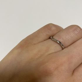 【ケイウノ ブライダル(K.UNO BRIDAL)の口コミ】 指にフィットしていてナチュラルだからです。普段指輪をしないのであまり…