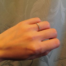 【STAR JEWELRY(スタージュエリー)の口コミ】 シンプルで飽きのこないデザインだと思ったので。少しカーブしているとこ…